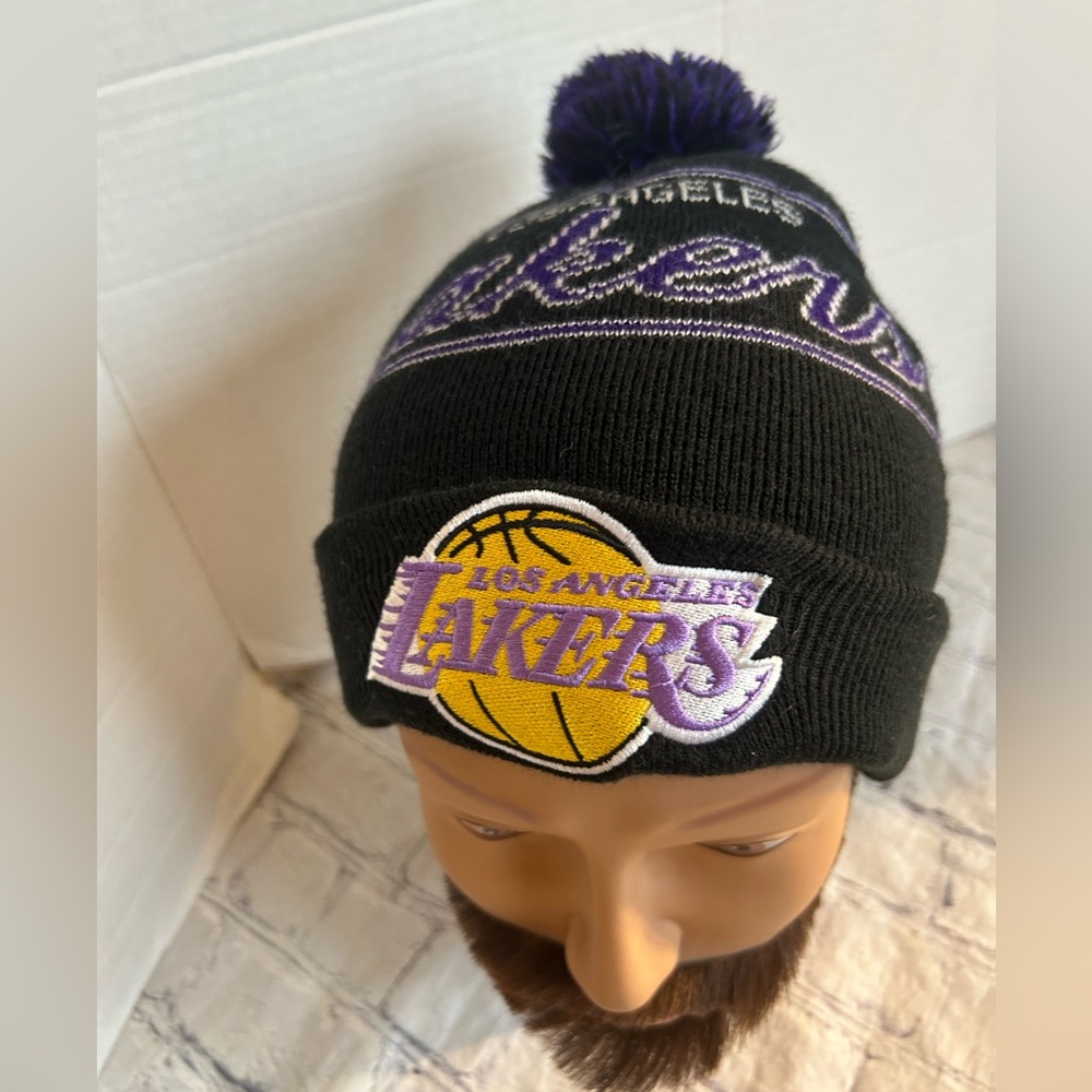 MITCHELL & NESS (2021) BLACK/PURPLE LOS ANGELES LAKERS PATCH ON FRONT POM BEANIE